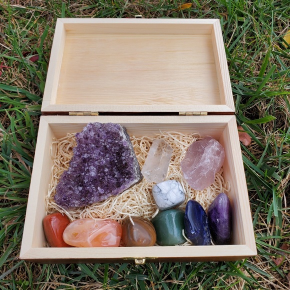 GIFT IDEA Crystals & Healing Stones in Wooden Box - Picture 2 of 5